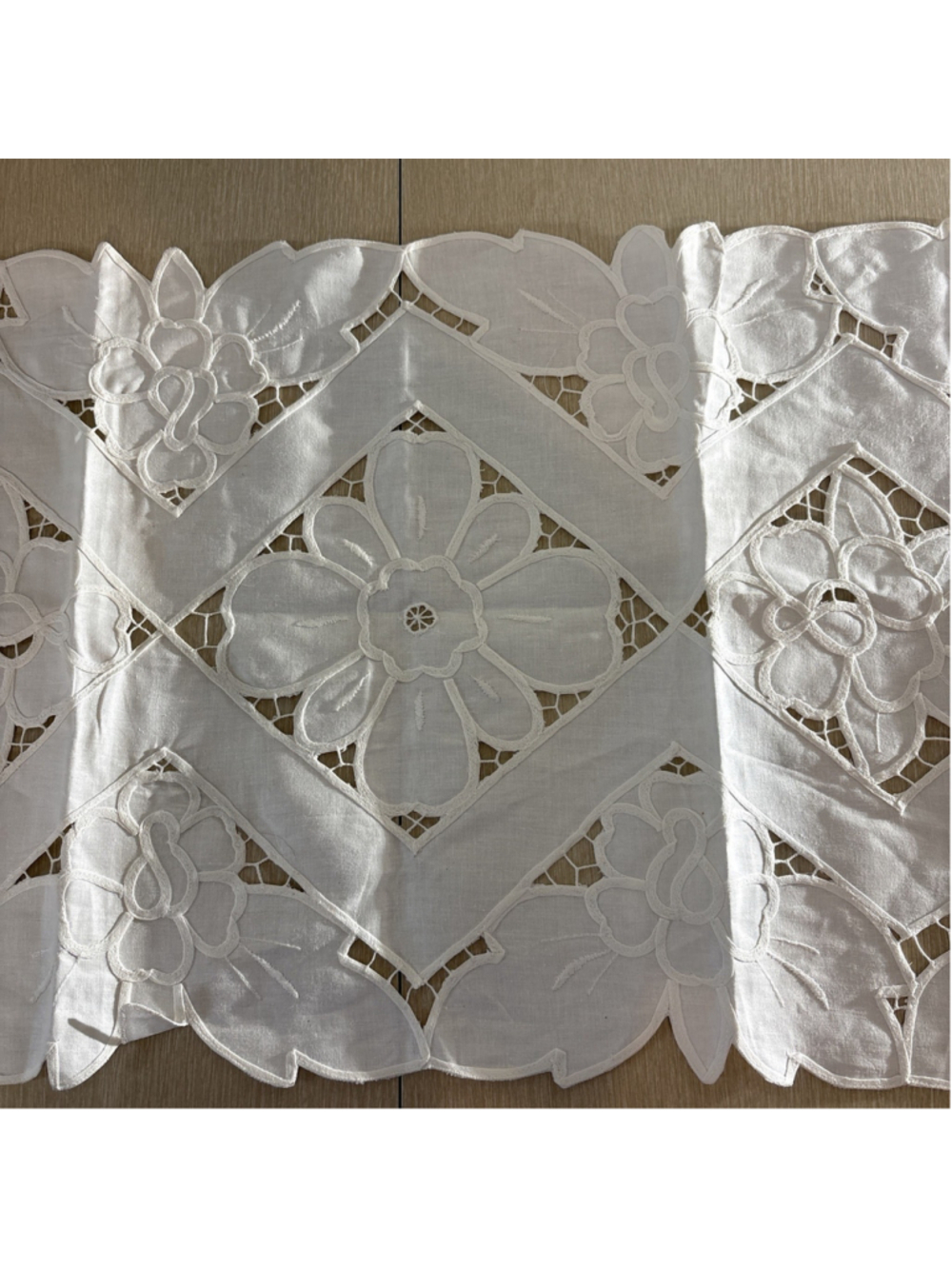 Vtg White Linen Table Runner w/ Floral Embroidered Cutwork & Scalloped Edge 1176